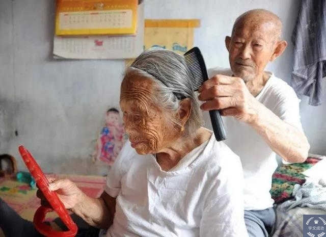 梦见给已故的老人梳头，穿越时空的情感纽带与心灵慰藉